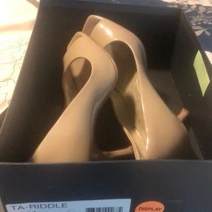 Tahari cream shoes
